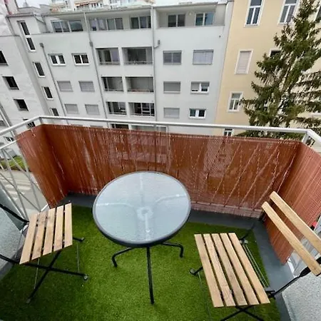 Stylisches Cityapartment Mit Schlossbergblick شقة